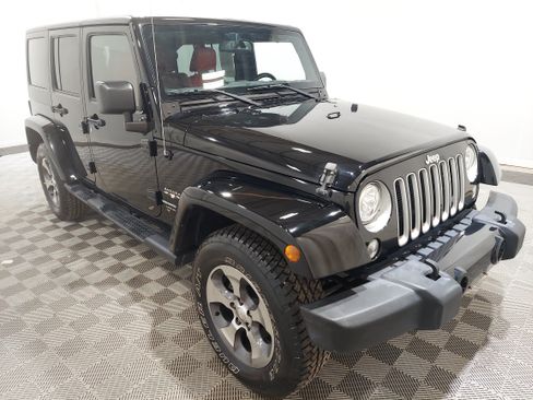 Used 2018 Jeep Wrangler Unlimited Sahara w/ Connectivity Group AWD/4WD image 4