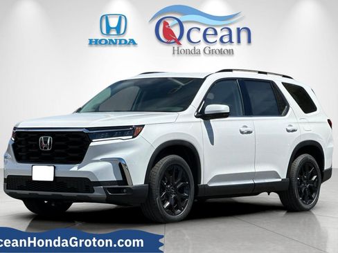 Used 2025 Honda Pilot Touring image 1
