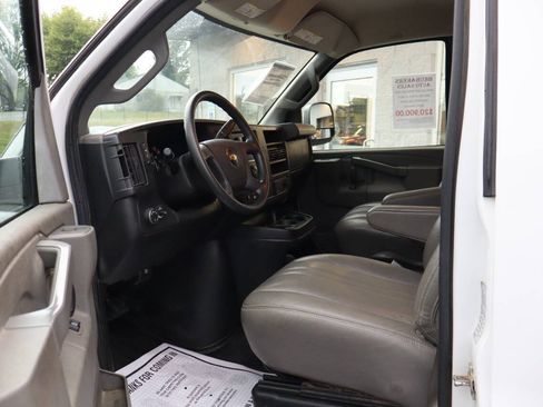 Used 2017 Chevrolet Express 2500 RWD image 9