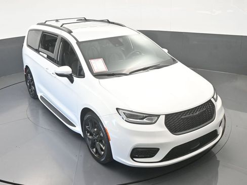 Used 2023 Chrysler Pacifica Touring-L w/ S Appearance Package image 57