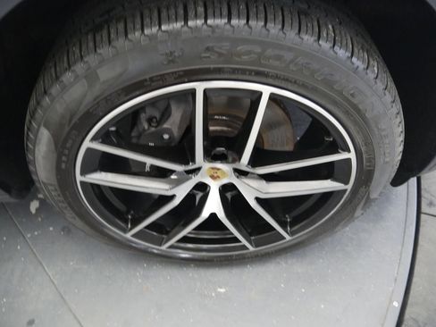 Certified 2023 Porsche Macan AWD/4WD image 16