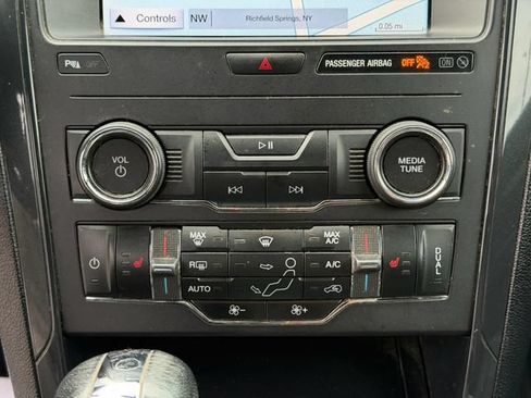 Used 2019 Ford Explorer XLT w/ Equipment Group 202A AWD/4WD image 18