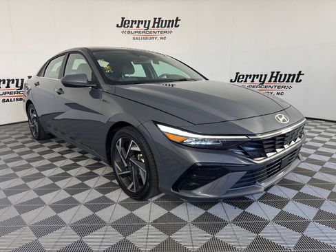 Used 2025 Hyundai Elantra SEL FWD image 6