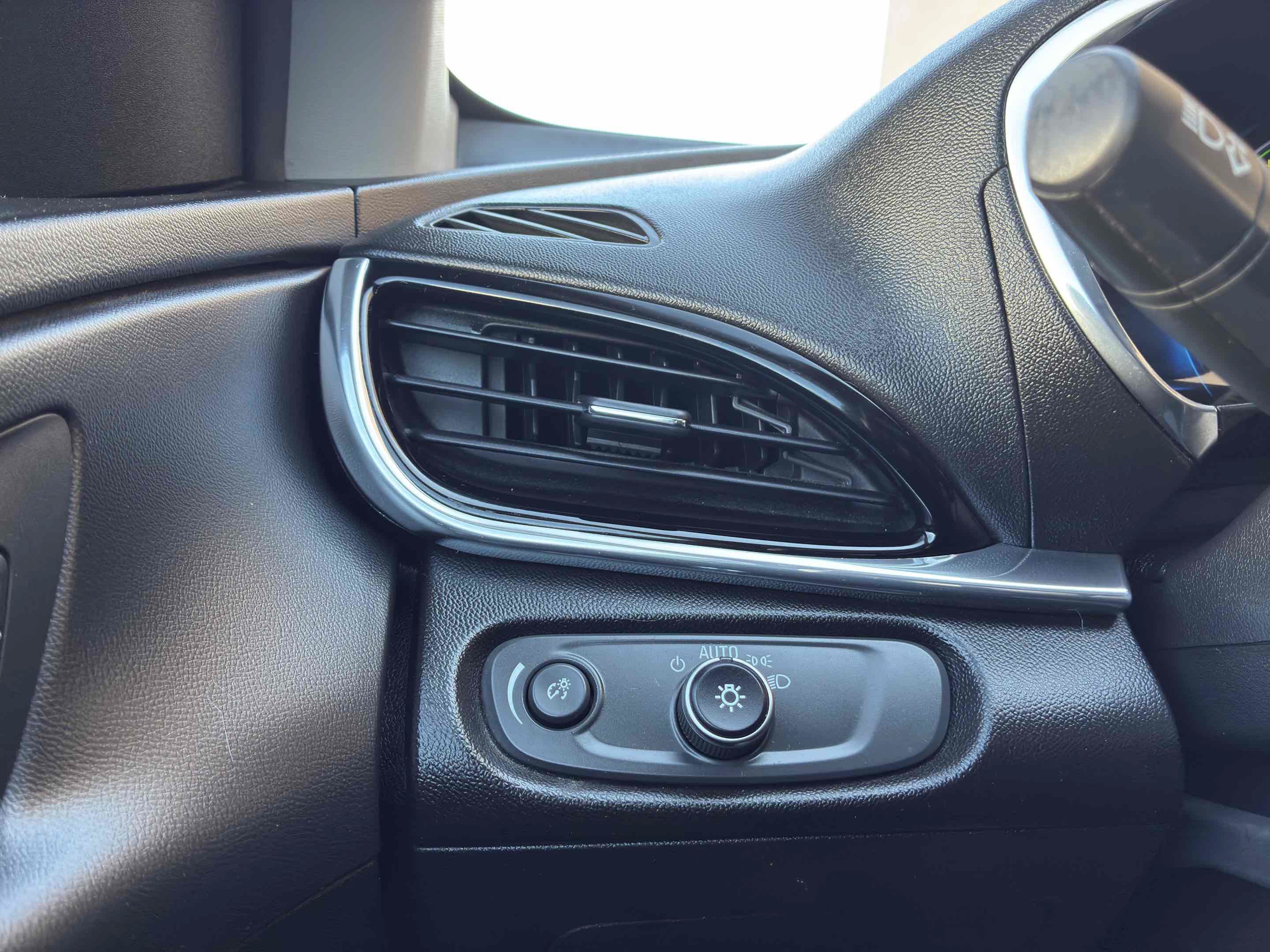 Used 2018 Chevrolet Volt Premier FWD image 33