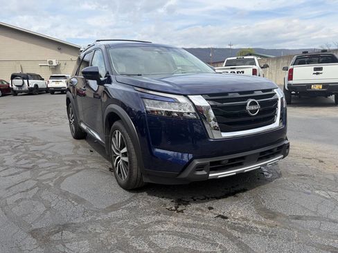 Used 2023 Nissan Pathfinder Platinum image 2