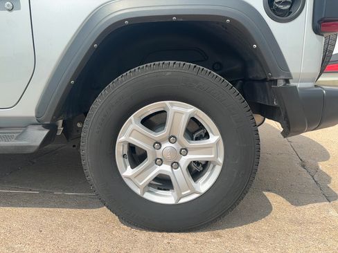 Used 2022 Jeep Wrangler Sport AWD/4WD image 9