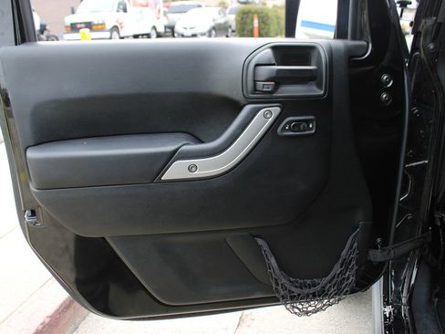 Used 2017 Jeep Wrangler Rubicon w/ Connectivity Group image 35