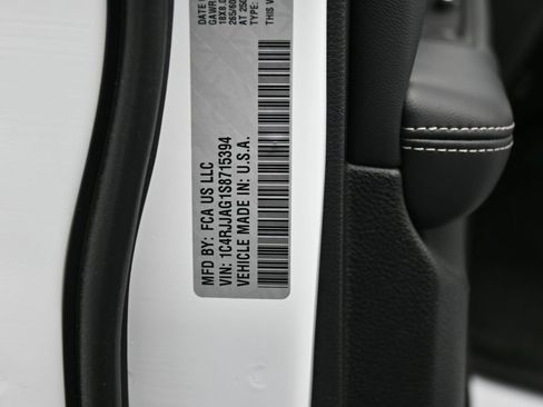 Used 2025 Jeep Grand Cherokee L Laredo image 16