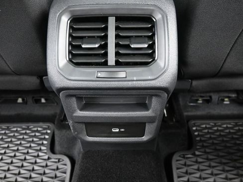 Used 2024 Volkswagen Taos SE w/ Panoramic Sunroof Package image 14