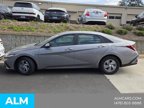 Used 2024 Hyundai Elantra SE image 3