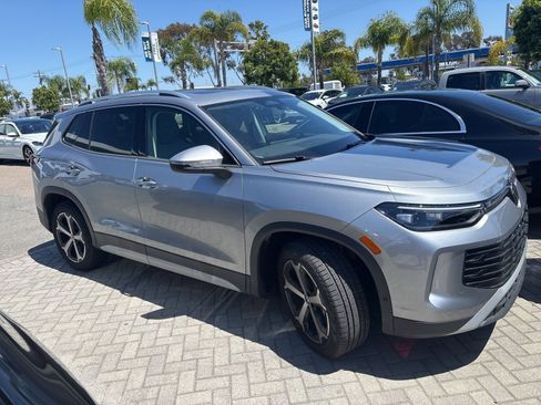 Used 2025 Volkswagen Tiguan SE image 3