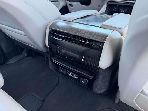 Used 2024 Jeep Wagoneer Series II w/ Flexible Seating Group AWD/4WD image 16