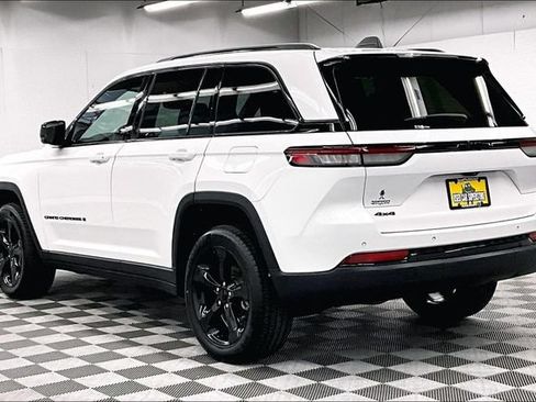 Used 2023 Jeep Grand Cherokee Altitude AWD/4WD image 2