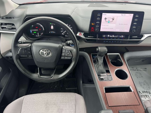 Used 2024 Toyota Sienna LE FWD image 16