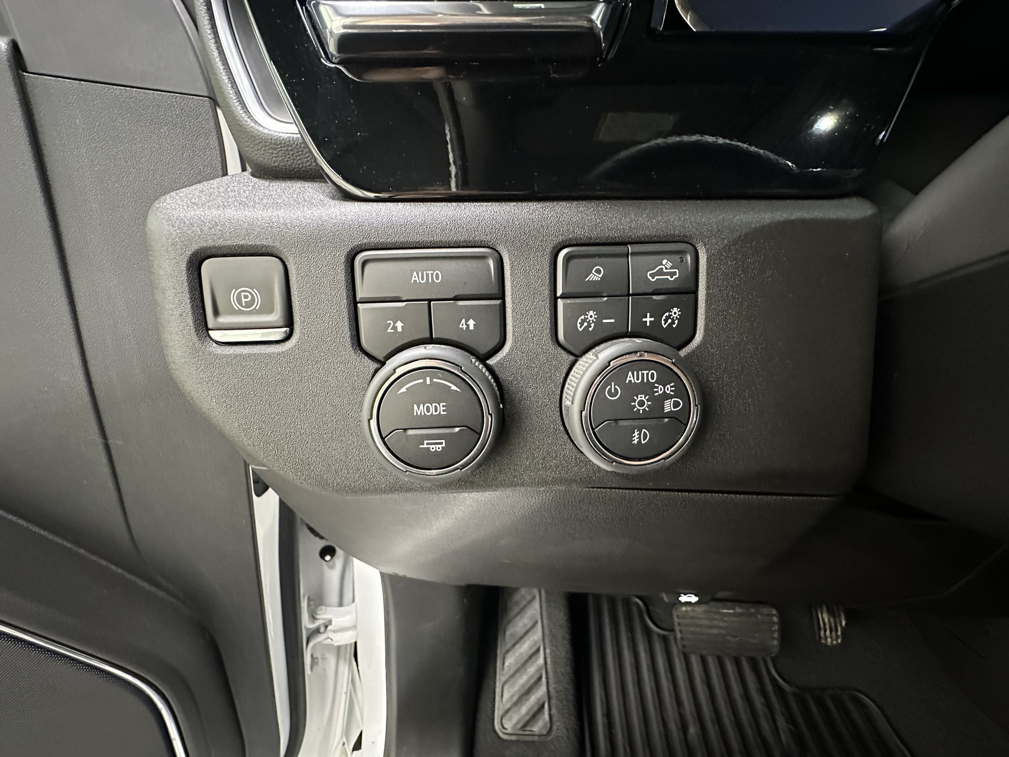 Used 2024 Chevrolet Silverado 1500 LTZ AWD/4WD image 25