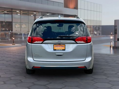 Used 2018 Chrysler Pacifica Touring-L w/ Advanced Safetytec Group FWD image 8