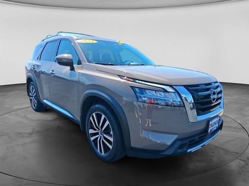 Used 2024 Nissan Pathfinder Platinum w/ Cargo Package AWD/4WD image 4