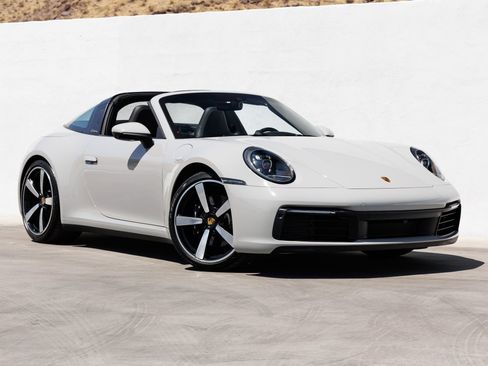 Certified 2022 Porsche 911 Targa 4S w/ Premium Package AWD/4WD image 9