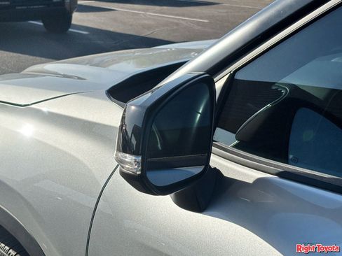 Used 2021 Toyota Highlander XSE AWD/4WD image 9