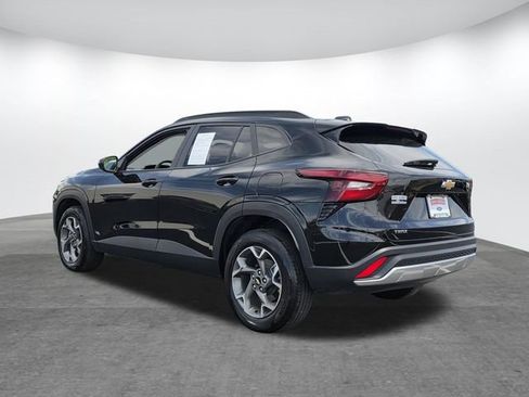 Used 2025 Chevrolet Trax LT FWD image 6