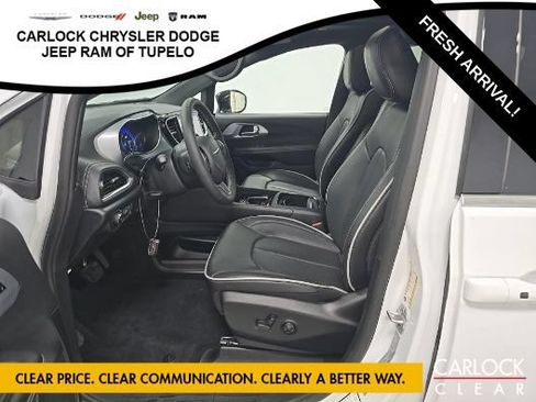 Used 2026 Chrysler Pacifica Limited FWD image 6