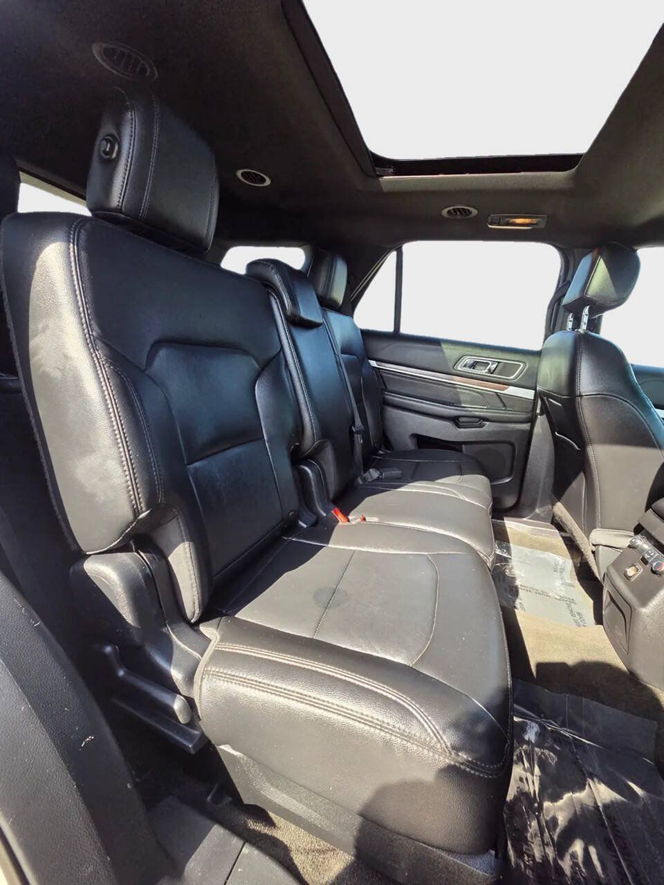 Used 2017 Ford Explorer XLT w/ Equipment Group 202A AWD/4WD image 14