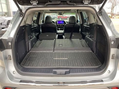 Used 2024 Toyota Highlander Platinum image 4