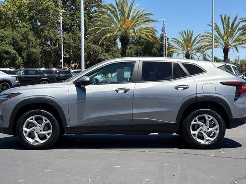Used 2024 Chevrolet Trax LS w/ LS Convenience Package FWD image 6