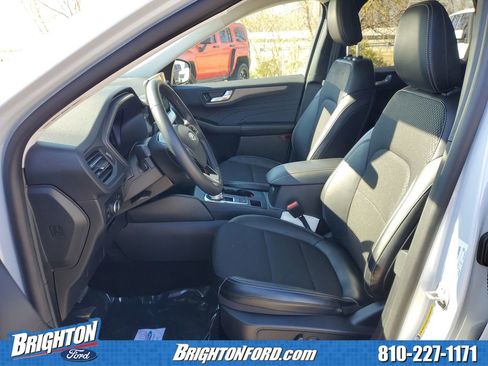 Certified 2025 Ford Escape SE FWD image 8