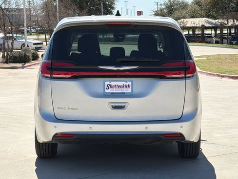 Used 2024 Chrysler Pacifica Touring-L FWD image 6