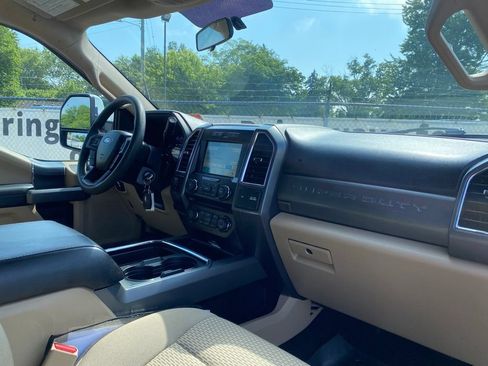 Used 2017 Ford F250 XLT w/ XLT Premium Package AWD/4WD image 18