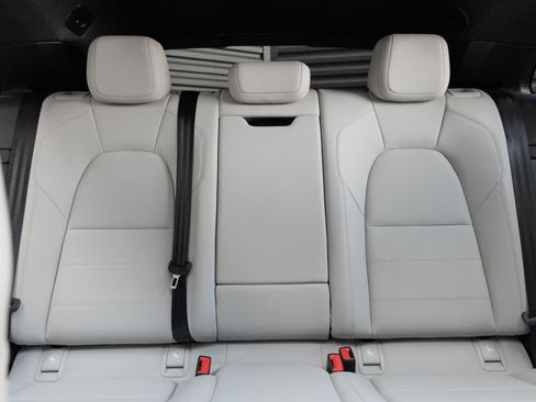Certified 2025 Porsche Macan 4S Electric AWD/4WD image 28