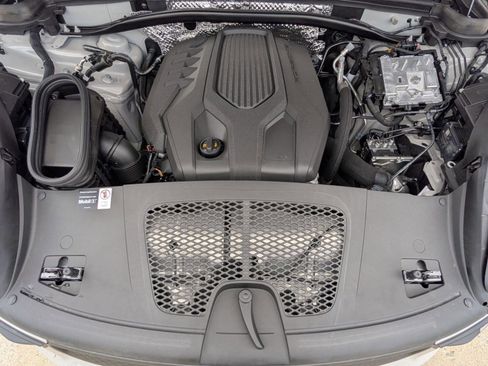 Certified 2025 Porsche Macan image 28