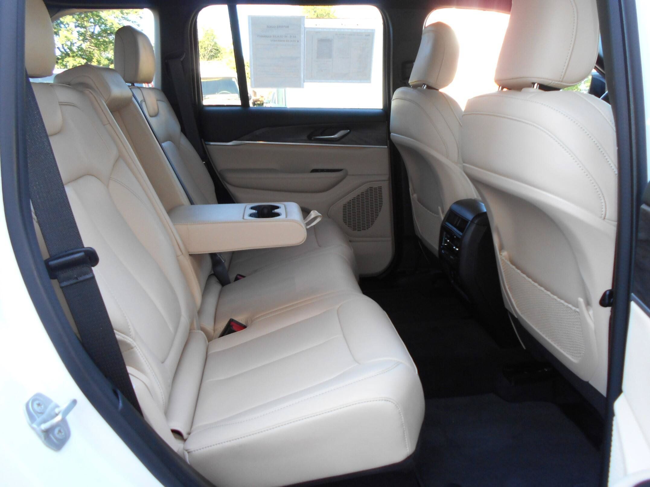 Used 2023 Jeep Grand Cherokee Limited AWD/4WD image 26