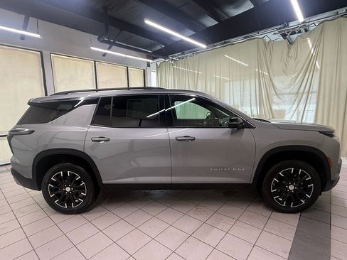 Used 2025 Chevrolet Traverse LT w/ Sun and Wheel Package image 3