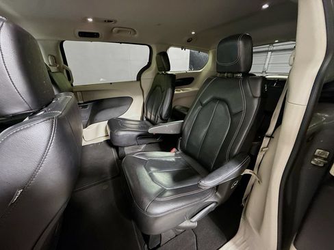 Used 2022 Chrysler Pacifica Touring-L FWD image 23