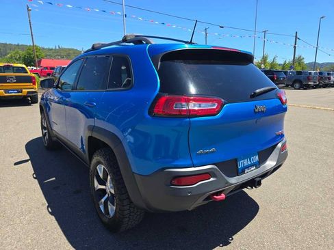 Used 2018 Jeep Cherokee Trailhawk w/ Trailer Tow Group AWD/4WD image 3