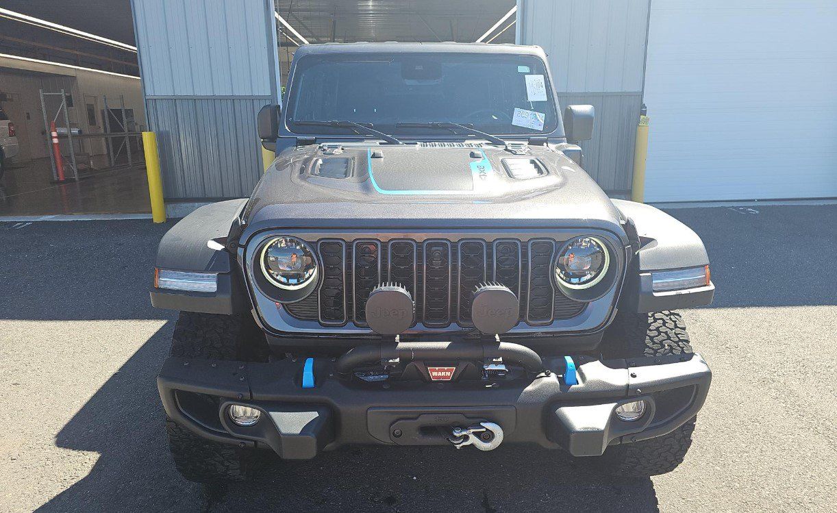Used 2024 Jeep Wrangler Unlimited Rubicon 4xe w/ Capability Package AWD/4WD image 3