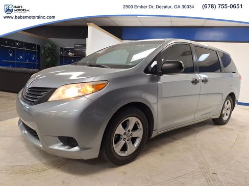 Used 2011 Toyota Sienna FWD image 4