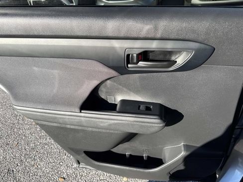 Certified 2023 Toyota Highlander LE image 12