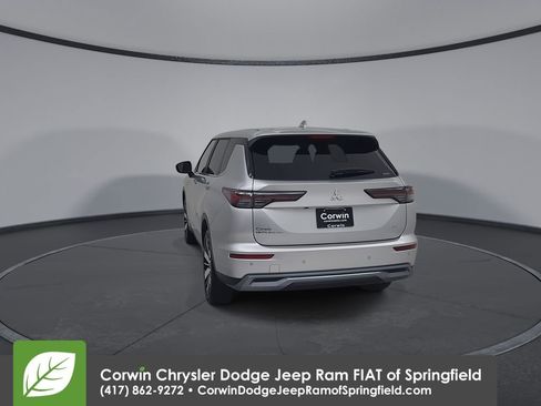 Used 2025 Mitsubishi Outlander SE image 12