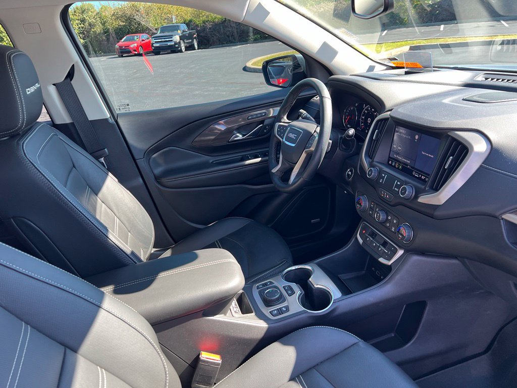 Used 2024 GMC Terrain Denali w/ Denali Premium Package AWD/4WD image 9