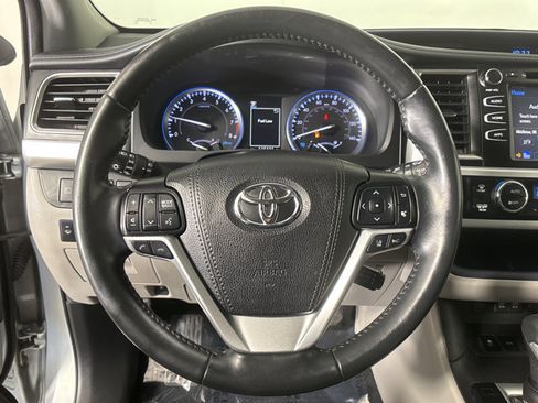 Used 2019 Toyota Highlander XLE image 25