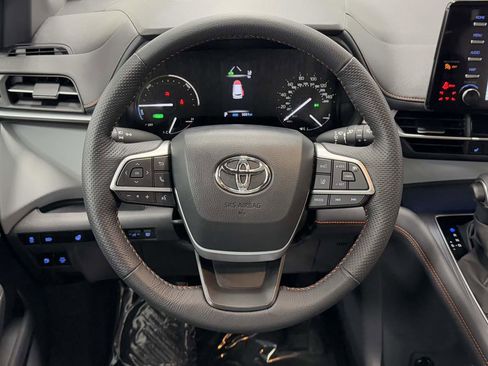 Used 2024 Toyota Sienna XSE image 18