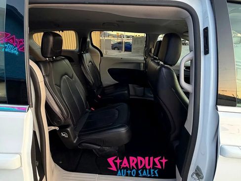 Used 2019 Chrysler Pacifica Touring-L FWD image 17