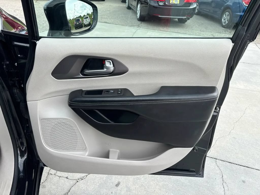 Used 2022 Chrysler Pacifica Touring-L FWD image 27