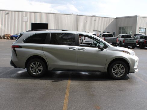 Used 2022 Toyota Sienna XSE w/ XSE Plus Package AWD/4WD image 4