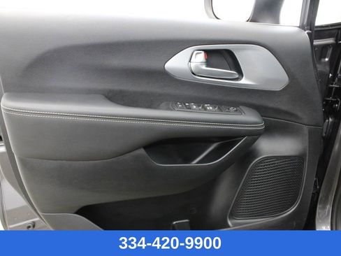 Used 2023 Chrysler Pacifica Touring image 15