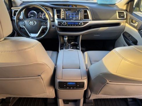 Used 2015 Toyota Highlander XLE image 26