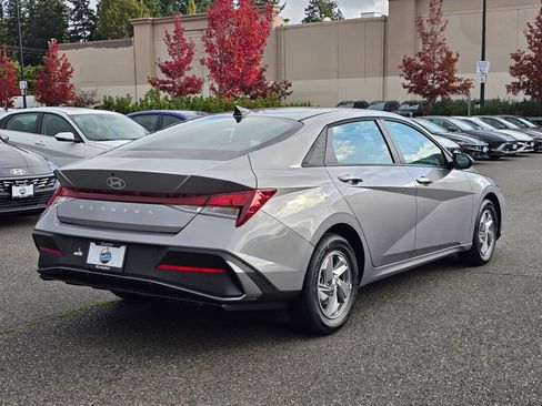 New 2025 Hyundai Elantra SE image 7
